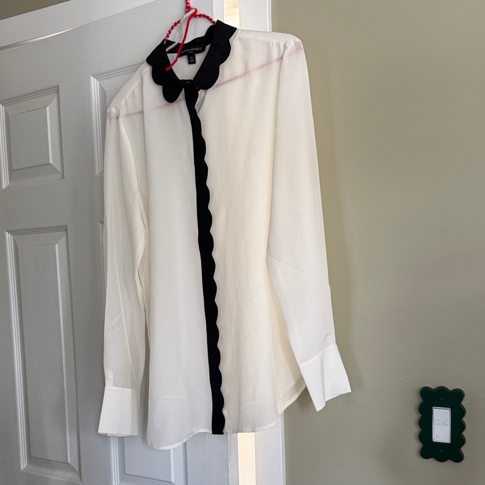 Banana Republic Silk White Blouse with scalloped Black Trim size M